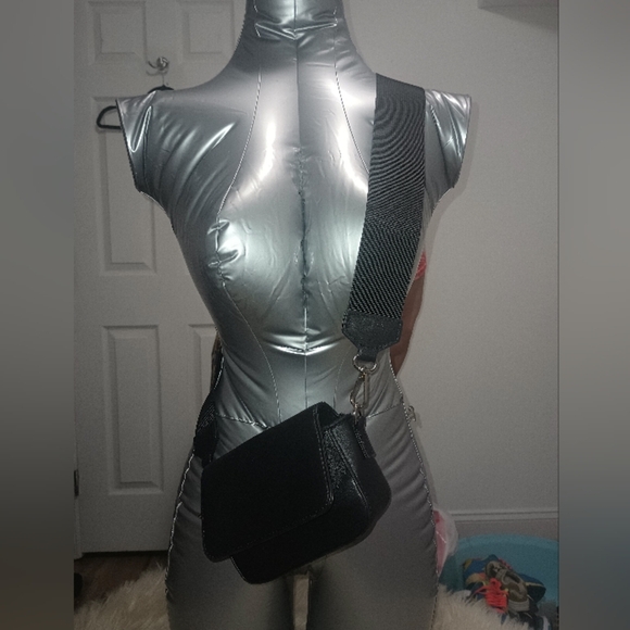 Elegant Black Crossbody Bag - Picture 3 of 4